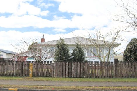 Photo of property in 28 Sutton Crescent, Papakura, 2110