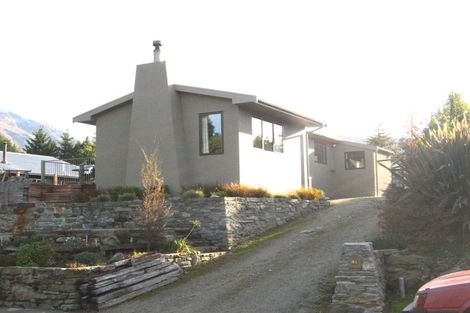 Photo of property in 31 Cedar Drive, Kelvin Heights, Queenstown, 9300