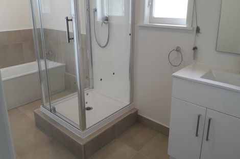 Photo of property in 19 Chivalry Road, Glenfield, Auckland, 0629