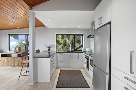 Photo of property in 19 Cascade Avenue, Waiatarua, Auckland, 0604