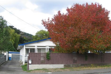 Photo of property in 3 Pinehaven Road, Pinehaven, Upper Hutt, 5019