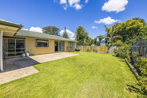 Photo of property in 22 Matilda Place, Weymouth, Auckland, 2103