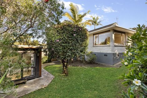 Photo of property in 2/25 Mannering Place, Hillcrest, Auckland, 0627