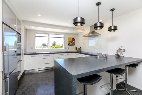 Photo of property in 1 Cabot Place, Frankleigh Park, New Plymouth, 4310