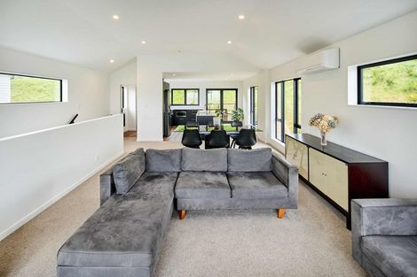 Photo of property in 44 Domett Street, Newlands, Wellington, 6037
