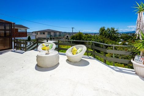 Photo of property in 70 Chivalry Road, Glenfield, Auckland, 0629