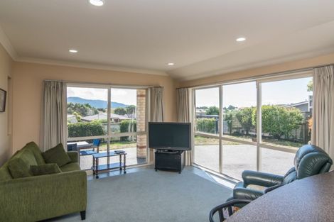 Photo of property in 28 Quadrant Heights, Paraparaumu, 5032