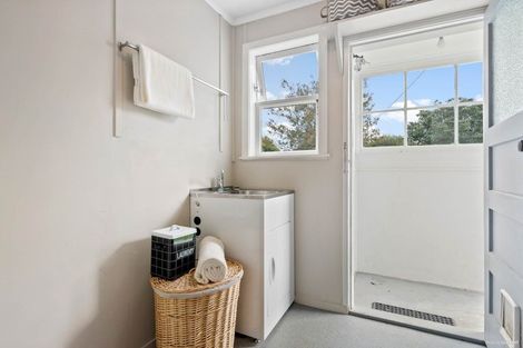Photo of property in 21 Fairfax Avenue, Northcote, Auckland, 0627