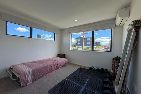 Photo of property in 2/66 Neil Avenue, Te Atatu Peninsula, Auckland, 0610