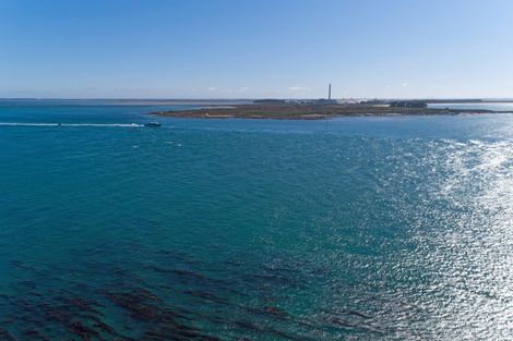 Photo of property in 104 Marine Parade, Bluff, 9814