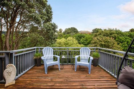 Photo of property in 10 Kereru Bend, Tawa, Wellington, 5028