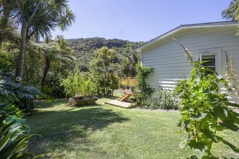Photo of property in 37 Glenesk Road, Piha, New Lynn, 0772