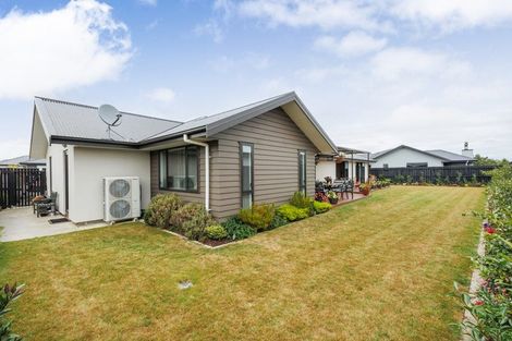 Photo of property in 71 Johnstone Drive, Fitzherbert, Palmerston North, 4410
