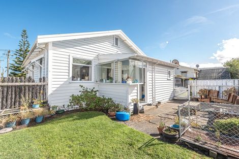 Photo of property in 26 Egmont Street, Castlecliff, Whanganui, 4501
