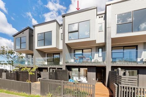 Photo of property in 3/26 Buscomb Avenue, Henderson, Auckland, 0610