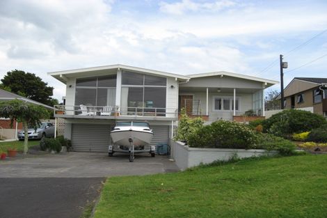 Photo of property in 14 Kiwi Esplanade, Mangere Bridge, Auckland, 2022