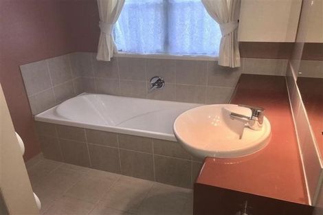 Photo of property in 28 Parkwood Crescent, Gulf Harbour, Whangaparaoa, 0930