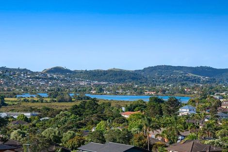 Photo of property in 13 Seagate Place, Red Beach, 0932