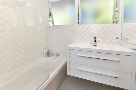 Photo of property in 2/8 Folkestone Street, Murrays Bay, Auckland, 0630