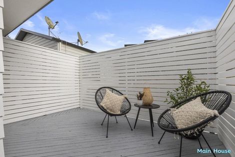 Photo of property in 8 Kupari Place, Totara Vale, Auckland, 0629