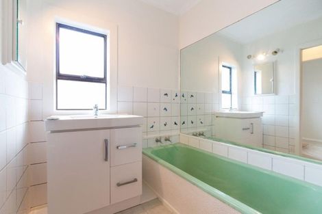 Photo of property in 29 Archibald Road, Kelston, Auckland, 0602