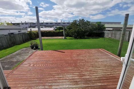 Photo of property in 1 Yeovil Road, Te Atatu Peninsula, Auckland, 0610