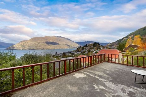 Photo of property in 68 Wynyard Crescent, Fernhill, Queenstown, 9300