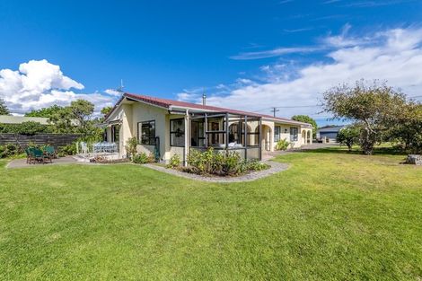 Photo of property in 25 Rauparaha Street, Waikanae Beach, Waikanae, 5036