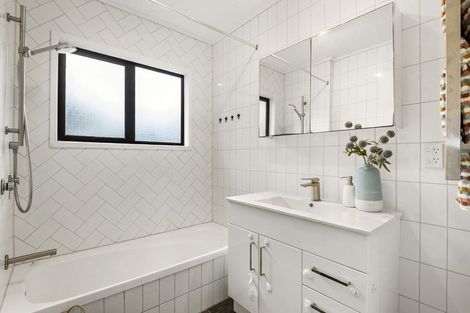 Photo of property in 2/21 Tahu Crescent, Sunnynook, Auckland, 0620