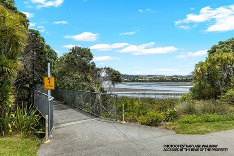 Photo of property in 28 Pohutukawa Avenue, Red Beach, 0932