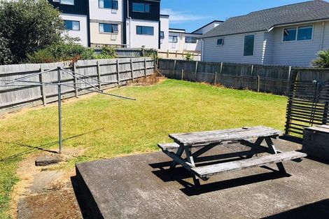 Photo of property in 2 Binsted Road, New Lynn, Auckland, 0600