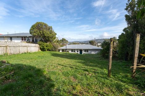 Photo of property in 8 Brooker Grove, Newlands, Wellington, 6037