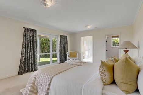 Photo of property in 2 Karoro Place, Paremata, Porirua, 5024