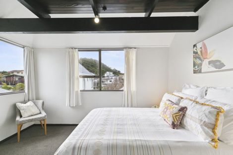 Photo of property in 140 Akaroa Drive, Maupuia, Wellington, 6022