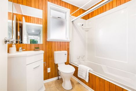 Photo of property in 122 Matipo Road, Te Atatu Peninsula, Auckland, 0610