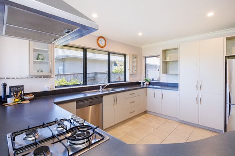 Photo of property in 23 Johnstone Drive, Fitzherbert, Palmerston North, 4410