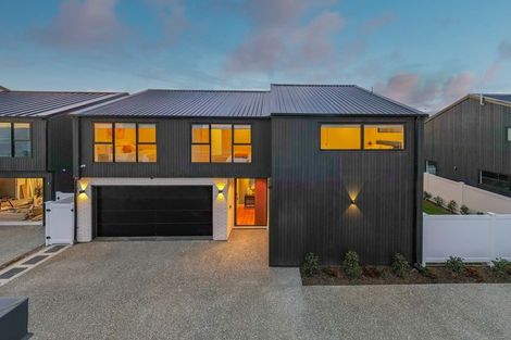 Photo of property in 15a The Parade, Bucklands Beach, Auckland, 2012
