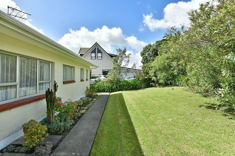 Photo of property in 60 Albatross Road, Red Beach, 0932