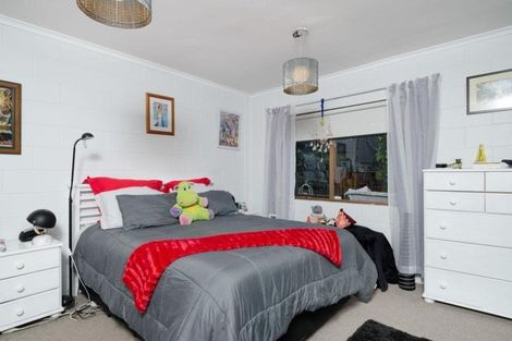 Photo of property in 42 Opanuku Road, Henderson Valley, Auckland, 0612