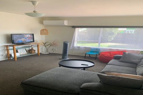 Photo of property in 1/21 Target Road, Totara Vale, Auckland, 0629