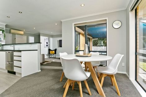 Photo of property in 21 Nottingham Place, Northcross, Auckland, 0630