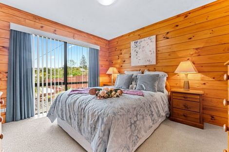 Photo of property in 2/301 Sunset Road, Sunnynook, Auckland, 0632