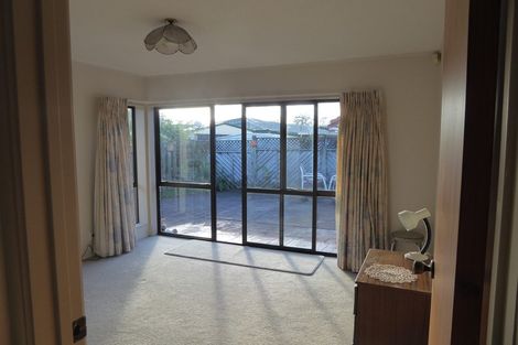 Photo of property in 15 Bosnyak Drive, Te Atatu South, Auckland, 0610
