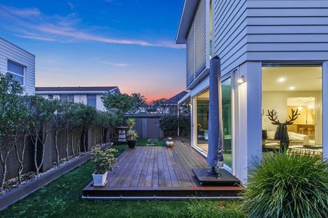 Photo of property in 19a Montgomery Avenue, Rothesay Bay, Auckland, 0630