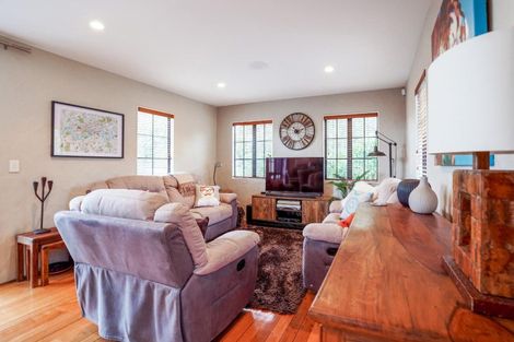 Photo of property in 16 La Lena Grove, Fitzherbert, Palmerston North, 4410