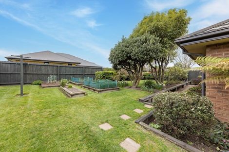 Photo of property in 92 Willowview Drive, Redwood, Christchurch, 8051