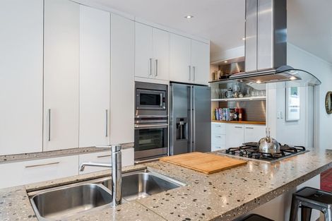 Photo of property in 5 Holiday Road, Milford, Auckland, 0620