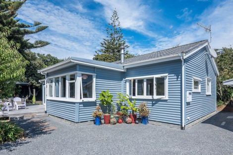 Photo of property in 24 Queens Road, Waikanae Beach, Waikanae, 5036