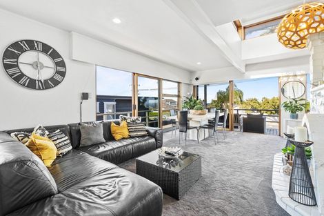 Photo of property in 1/2 Rothesay Bay Road, Rothesay Bay, Auckland, 0630