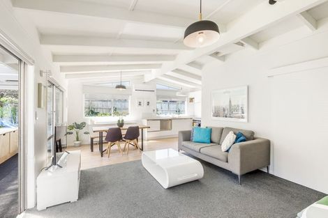 Photo of property in 5b Eagle Place, Red Beach, 0932